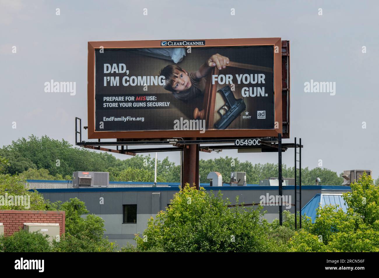 Coon Rapids, Minnesota. Cartellone con l'indicazione di riporre le pistole al sicuro lontano dai bambini. Foto Stock