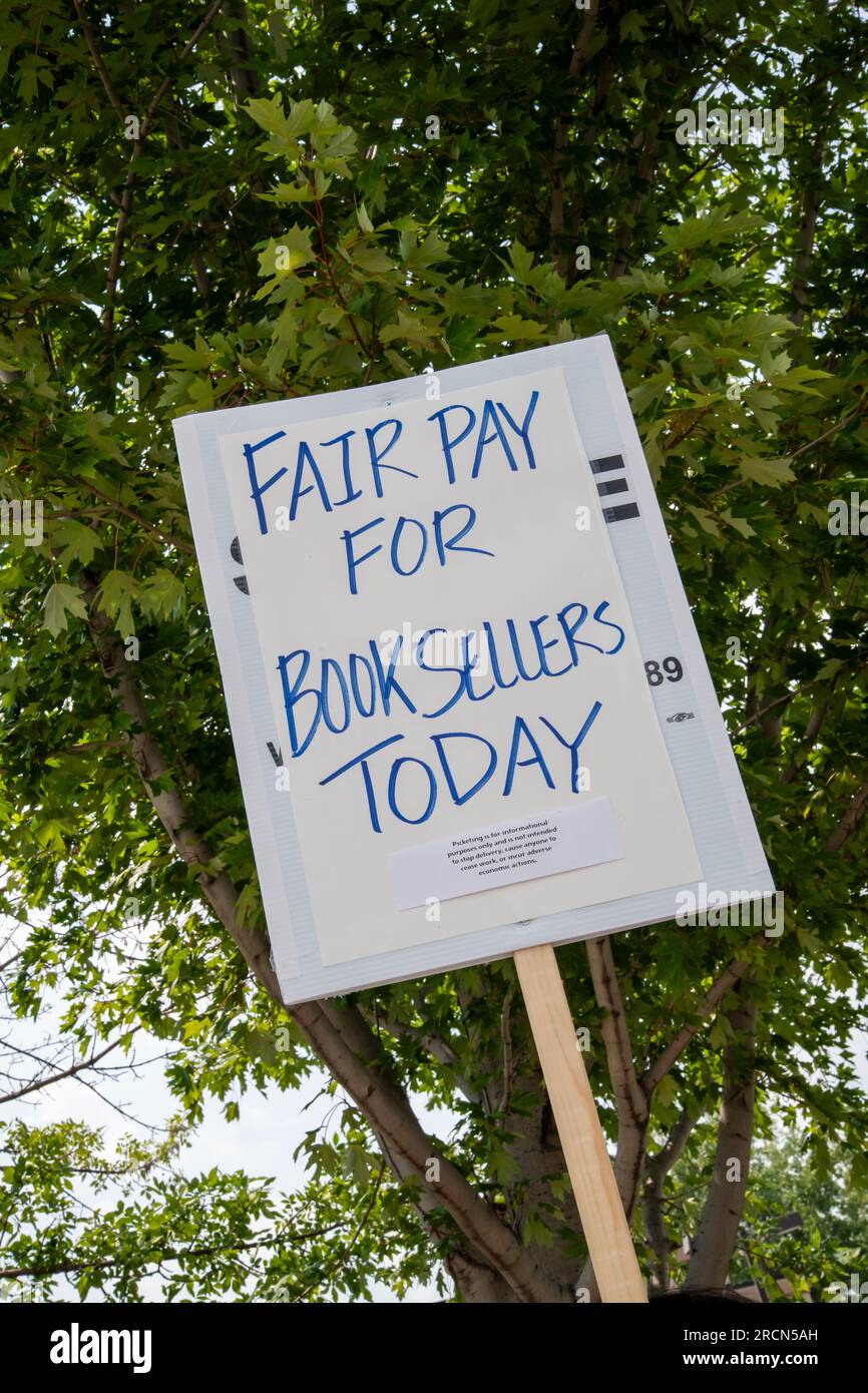 Roseville, Minnesota. Dipendenti a metà prezzo libri in sciopero per ottenere salari migliori e un nuovo contratto che stanno negoziando da sei mesi. Foto Stock