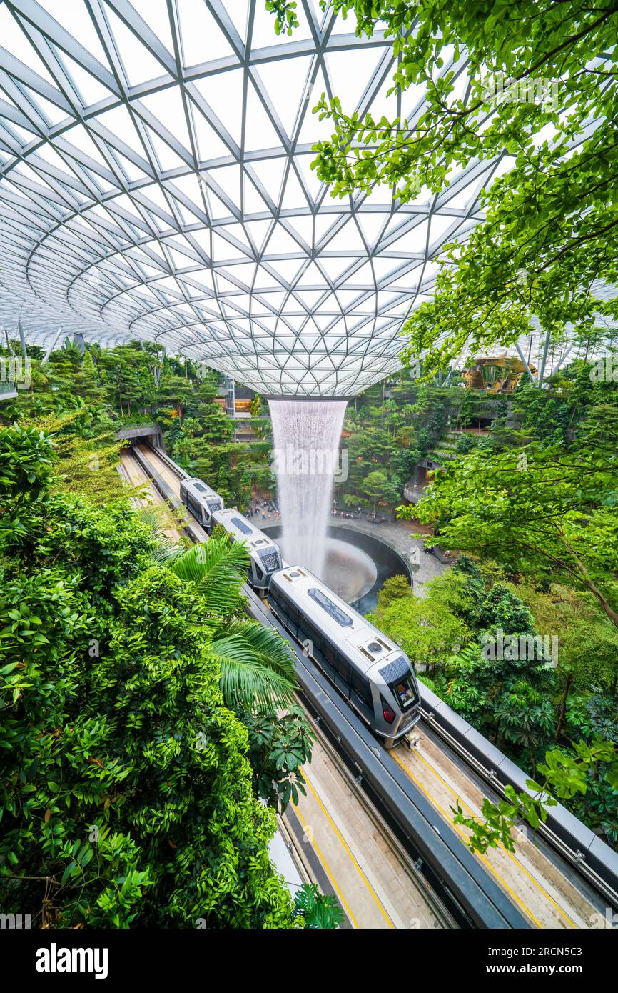 Changi, Singapore. Il Jewel Lifestyle Mall è collegato all'aeroporto di Changi. Il punto focale principale è la cascata al coperto più alta del mondo. Vortice. Foto Stock