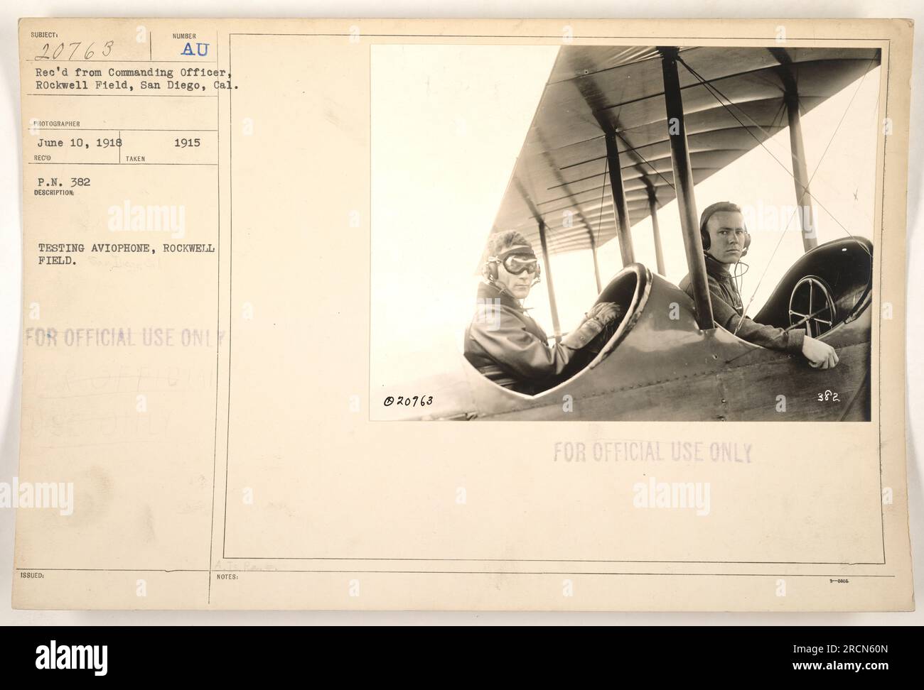 Soldati al Rockwell Field di San Diego, California, testando il telefono avio nell'agosto 1915. Questa immagine è stata scattata da un fotografo ufficiale il 10 giugno 1918. Il telefono avio è stato valutato per uso ufficiale e questa foto è contrassegnata come "solo per uso ufficiale" con i numeri di riferimento 20763 e 382. Foto Stock