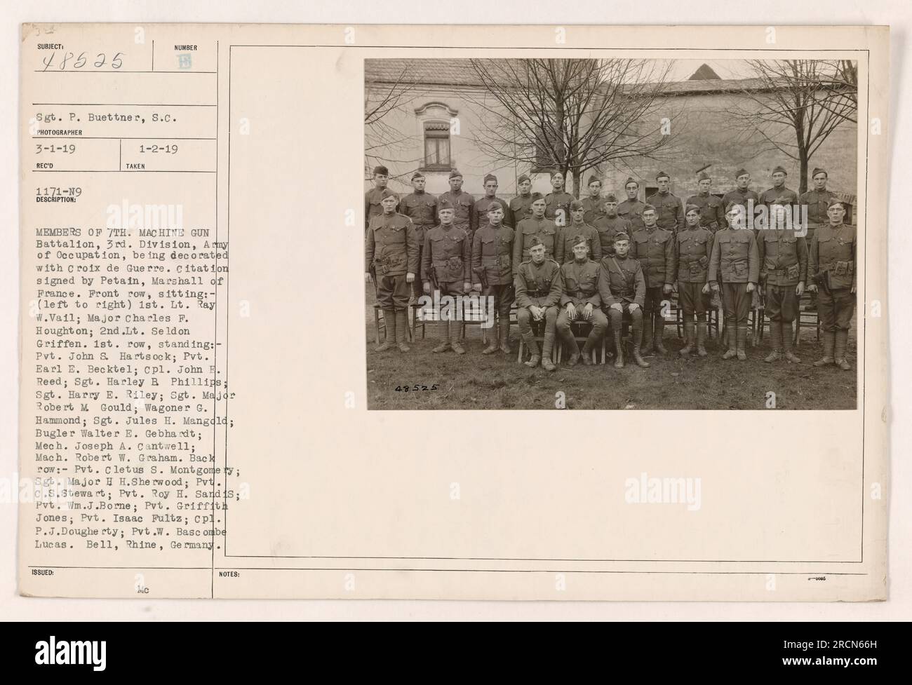 I membri del 7th Machine Gun Battalion, 3rd Division, Army of Occupation, sono decorati con la Croix de Guerre. La cerimonia si svolge a Bell, Reno, in Germania. La citazione è firmata da Petain, maresciallo di Francia. Questa foto è stata scattata il 1° gennaio 1919. Foto Stock