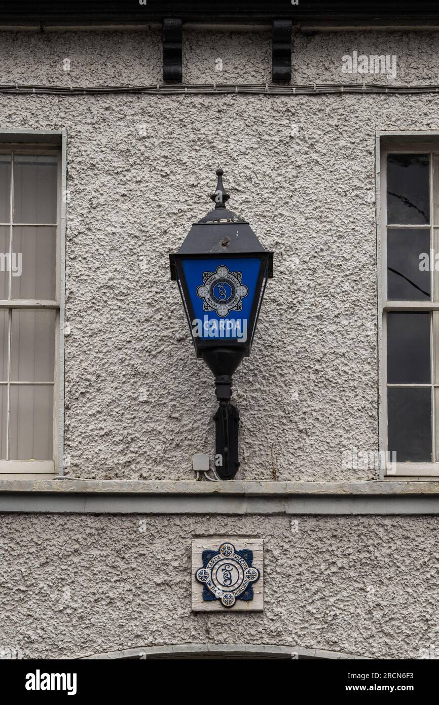 Athboy, Contea di Meath, Irlanda, 4 luglio 2023. Cartello Garda di fronte alla stazione Athboy Garda, Meath Foto Stock