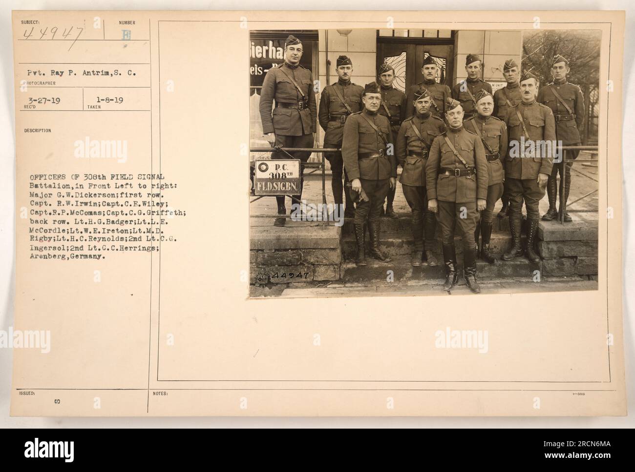 Questa immagine mostra gli ufficiali del 308th Field Signal Battalion, scattato il 6 gennaio 1919 ad Arenberg, in Germania. Da sinistra a destra in prima fila: Major G.W. Dickerson, capitano R.W. Irwin, capitano C.F. Wiley, Capitano R.P. McComas, capitano C.G. Griffeth. Fila posteriore: Tenente H.G. Badger, tenente L.E. McCordle, tenente W.E. Ireton, tenente M.D. Rigby, tenente H.C. Reynolds, 2° tenente C.G. Ingersol, 2° tenente c.c. Herrings. Foto Stock