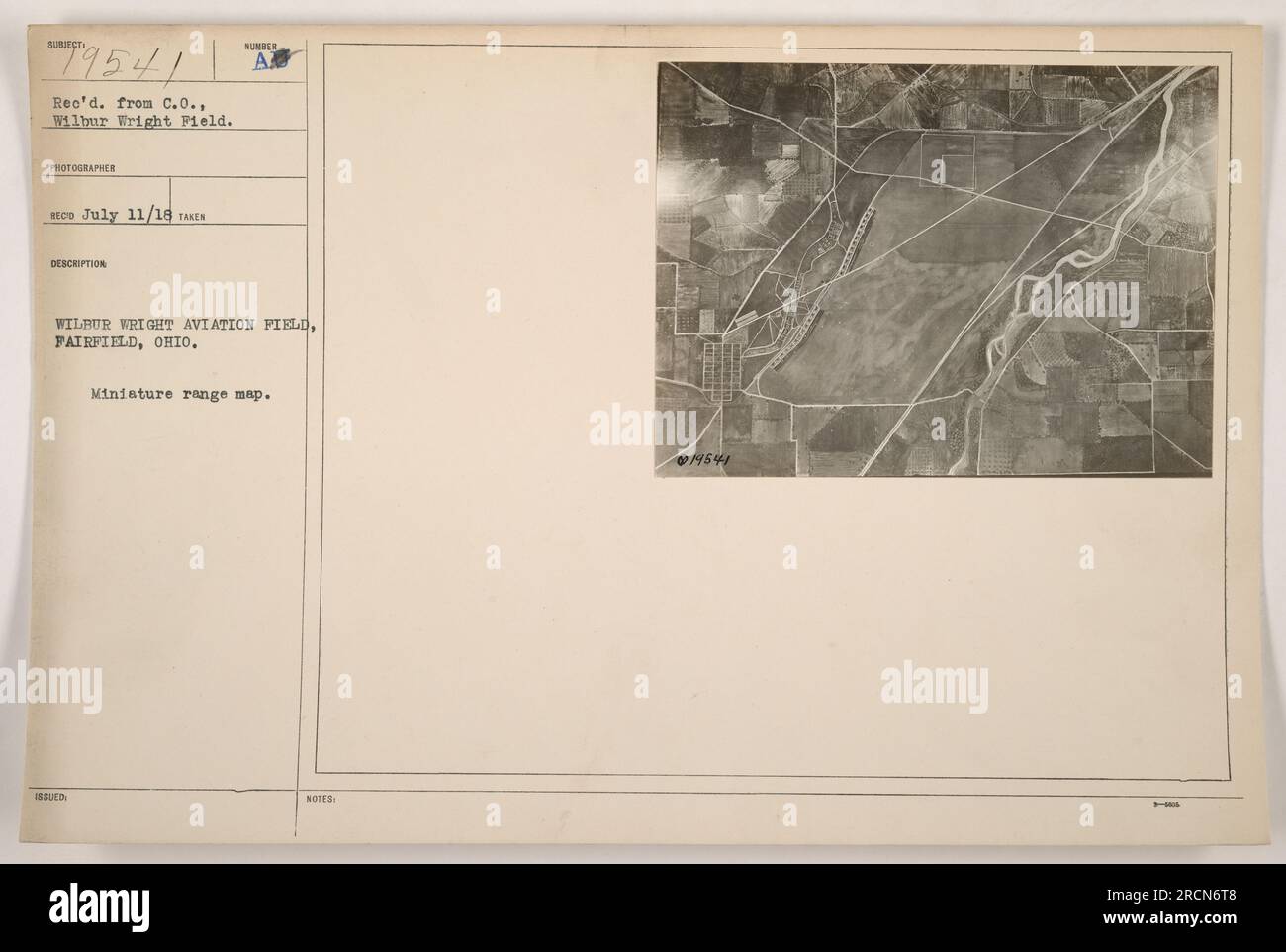 I soldati partecipano a esercitazioni di fuoco dal vivo al Wilbur Wright Aviation Field di Fairfield, Ohio durante la prima guerra mondiale. L'immagine cattura l'intensità delle esercitazioni di addestramento militare presso la base militare americana. Foto Stock