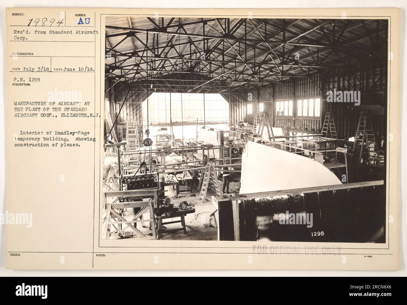 Vista interna di un edificio temporaneo presso la Standard Aircraft Corp. A Elizabeth, New Jersey, durante la prima guerra mondiale. La fotografia cattura il processo di costruzione degli aeromobili, in particolare gli aerei Handley-Page. Questa immagine fa parte di una serie di fotografie che documentano le attività militari americane durante la guerra. Foto Stock