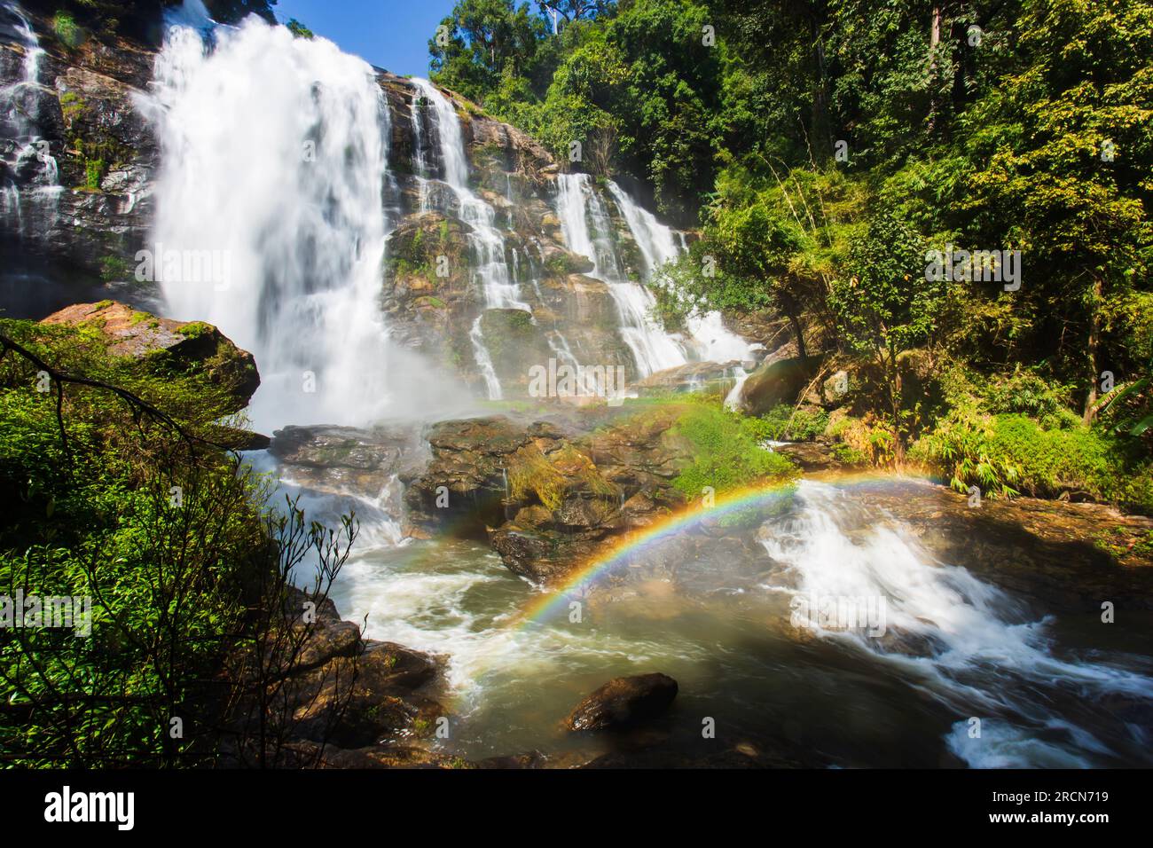 Un arcobaleno colorato di fronte a una cascata in una giornata di pioggia. Il Parco Nazionale Doi Inthanon è un'attrazione turistica a Chiang mai, Thailandia. Foto Stock