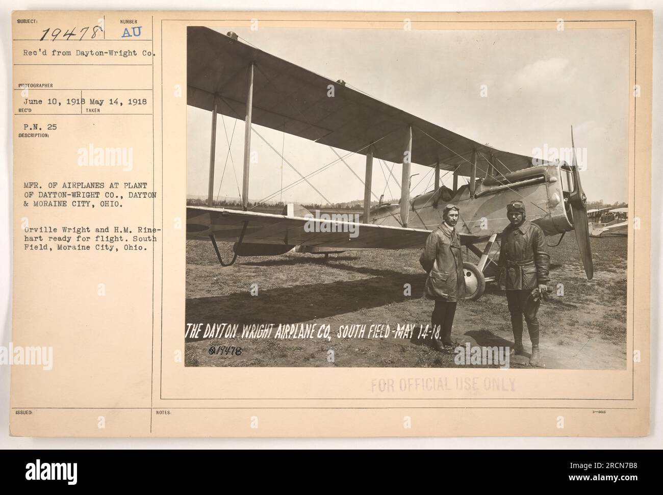 Orville Wright e H.M. Rinehart si prepara per un volo a South Field, Moraine City, Ohio. La foto raffigura la Dayton-Wright Co., il produttore di aerei, il 14 maggio 1918. L'immagine è stata scattata il 10 giugno 1918 ed è contrassegnata solo per uso ufficiale. Foto Stock