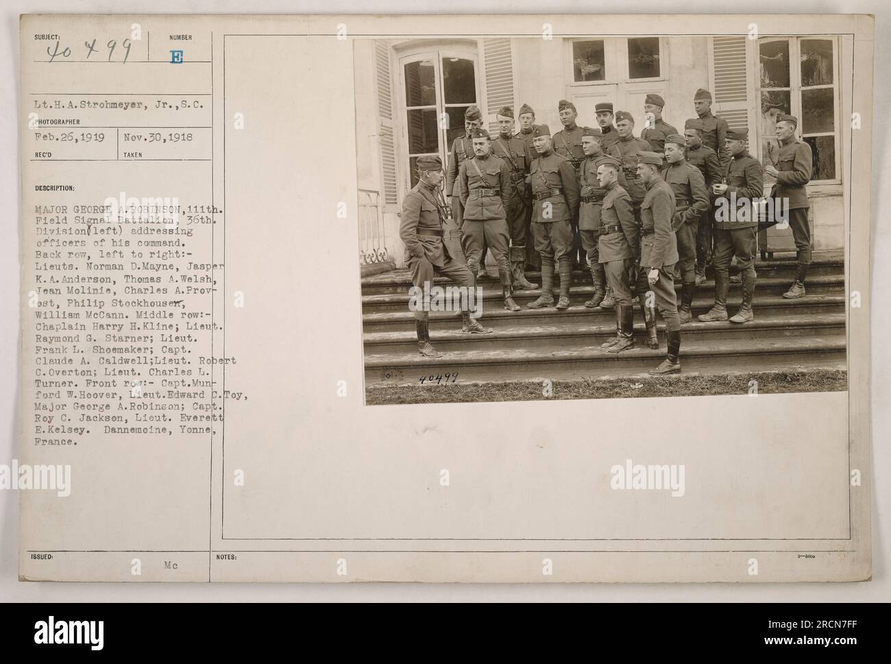 Il maggiore George A. Robinson, del 111th Field Signal Battalion, 36th Division, si rivolse agli ufficiali del suo comando. Gli ufficiali presenti sono Lieuts. Norman D. Mayne, Jasper K. A. Anderson, Thomas A. Welsh, Jean Molinie, Charles A. Provost, Philip Stockhouse, William McCann, il cappellano Harry H. Kline, Lieut. Raymond G. Starner, Lieut. Frank L. Shoemaker, capitano Claude A. Caldwell, Lieut. Robert C. Overton, Lieut. Charles L. Turner, capitano Munford Hoover, Lieut. Edward C. Toy, il capitano Roy C. Jackson e Lieut. Everett E. Kelsey. Presa a Dannemeine, Yonne, Francia, il 25 febbraio 1919. Foto Stock