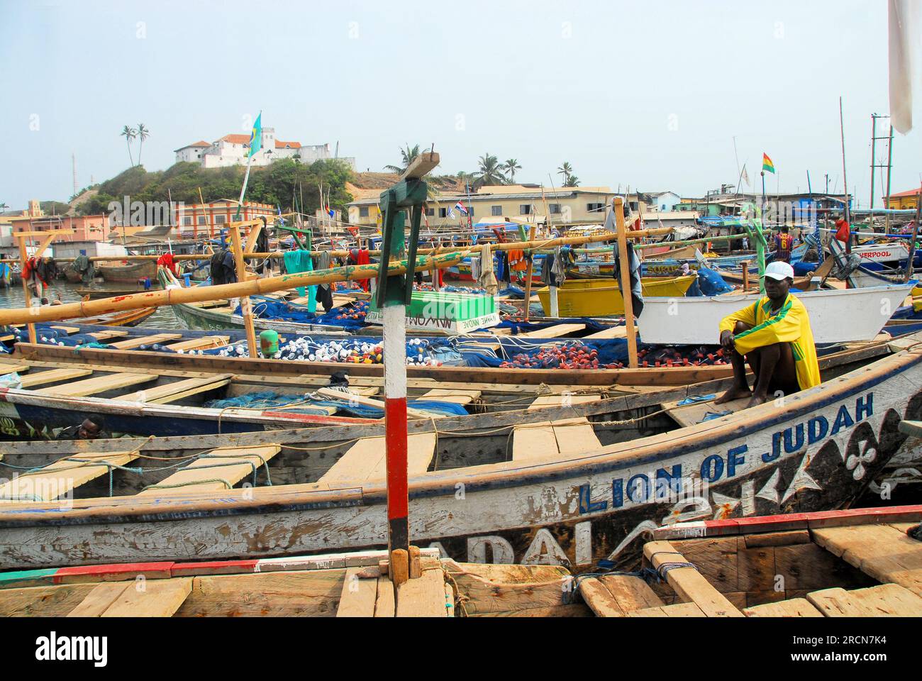 Una foto ravvicinata a colori delle barche da pesca a Cape Coast, Ghana, Africa occidentale in una giornata limpida. Foto Stock