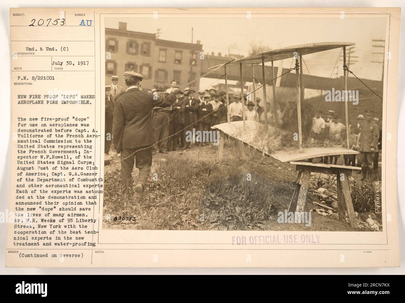 Dimostrazione del nuovo "rospo" ignifugo da utilizzare su velivoli. La manifestazione si è svolta davanti a una giuria di esperti tra cui il capitano A. Vulliorne della Commissione aeronautica francese, ispettore W.F. Howell degli Stati Uniti Signal Corps, August Post dell'Aero Club of America, Capt. G.A. Gasser del Dipartimento dei combustibili e altri esperti aeronautici. Furono tutti impressionati dalla manifestazione e credettero che il nuovo "dope" avrebbe salvato la vita di molti aviatori. Foto Stock