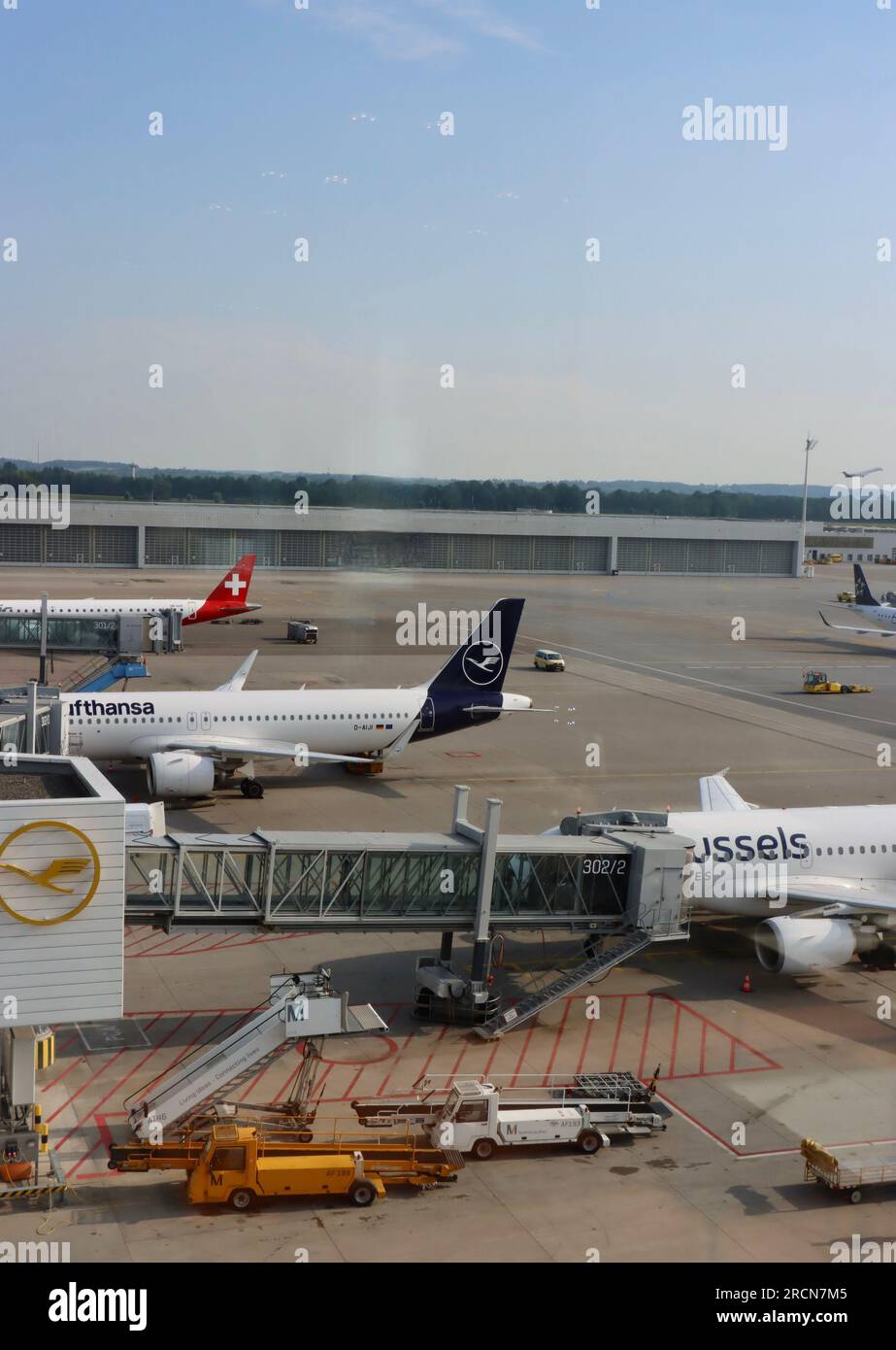 Aerei alle porte dell'aeroporto Franz Josef Strauss di Monaco, Germania Foto Stock