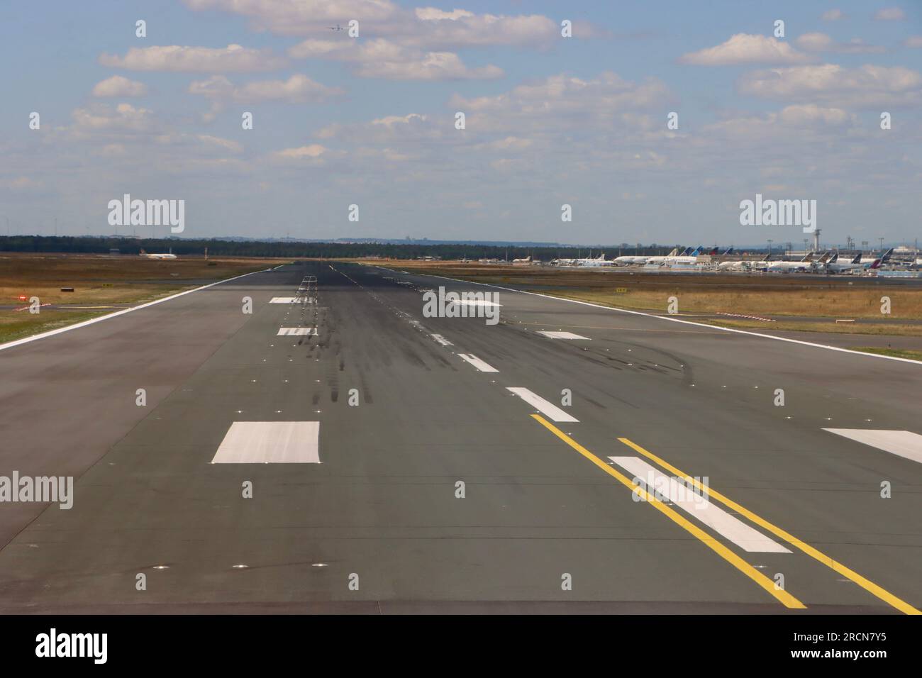Una delle piste dell'aeroporto di Francoforte in Germania Foto Stock