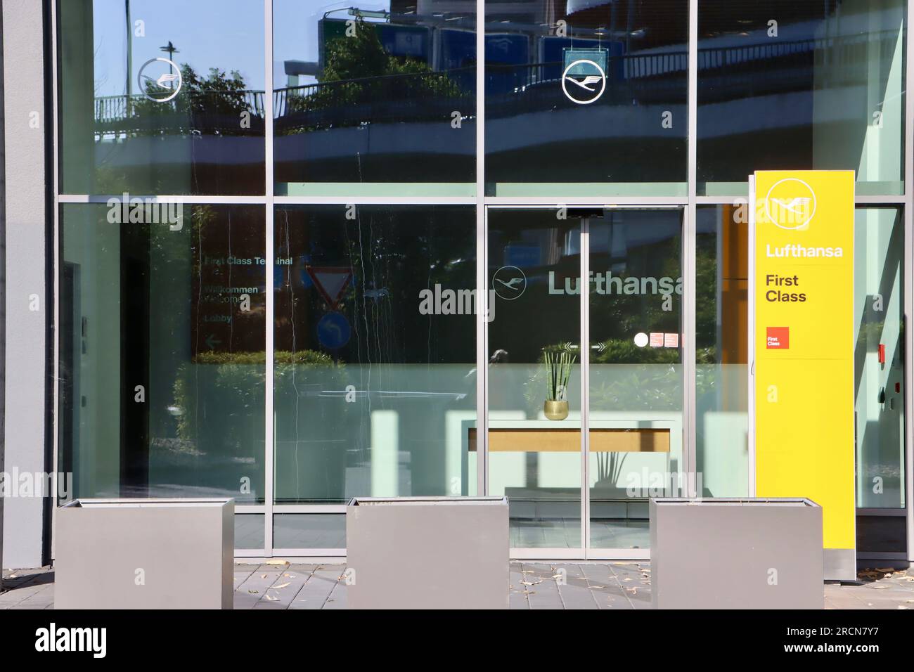 Lufthansa First Class Terminal e lounge all'aeroporto di Francoforte in Germania Foto Stock