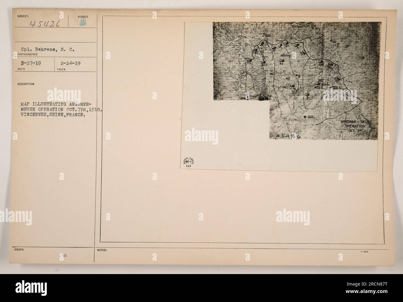 7TH 1918: Questa fotografia cattura il cpl. Behrens in possesso di una mappa che illustra l'operazione Argonne-Meuse del 7 ottobre 1918, a Vincennes, Senna, Francia. La mappa mostra i movimenti strategici e le posizioni durante l'operazione. La foto è stata scattata il 27 marzo 1919 dal fotografo 45426. Una slitta è vista sullo sfondo, scattata il 24 febbraio 1919. Foto Stock