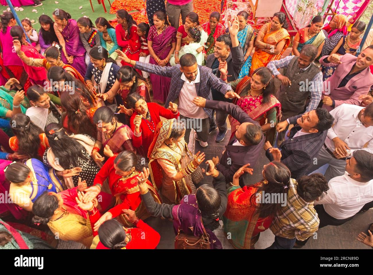 Persone che ballano in un matrimonio indiano con vista dall'alto Foto Stock