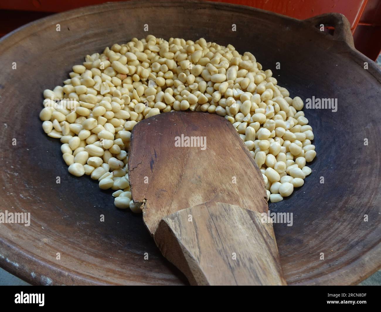 arrostire le arachidi senza olio sulla stufa con terracotta o ceramica di argilla Foto Stock