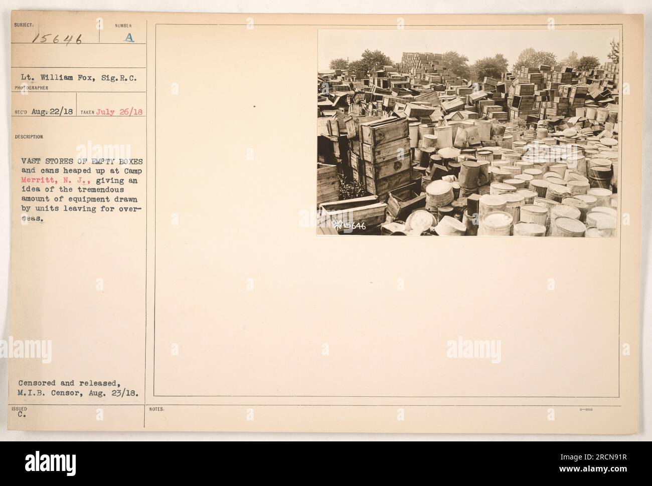 Camp Merritt, N.J. Il tenente William Fox, Signal Corps, ha scattato questa foto il 26 luglio 1918. Nell'immagine, si possono vedere vasti magazzini di scatole vuote e lattine accumulate, che rappresentano l'enorme quantità di attrezzature prelevate dalle unità in partenza per i servizi all'estero. Censurato e rilasciato dal M.I.B. Censura il 23 agosto 1918." Foto Stock