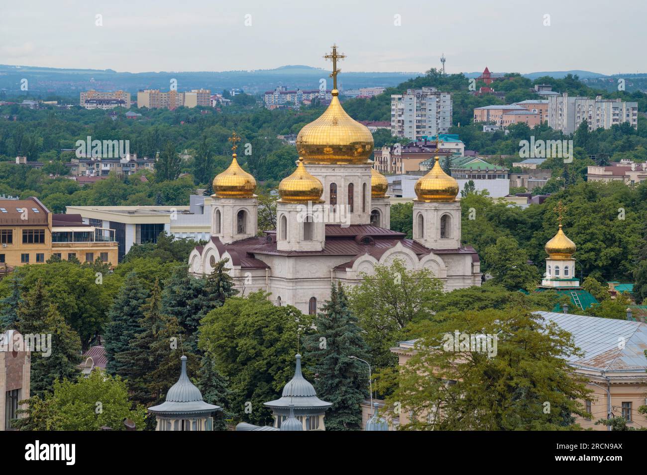 Cattedrale di Spassky nel paesaggio urbano di prima mattina di giugno. Pyatigorsk, Russia Foto Stock
