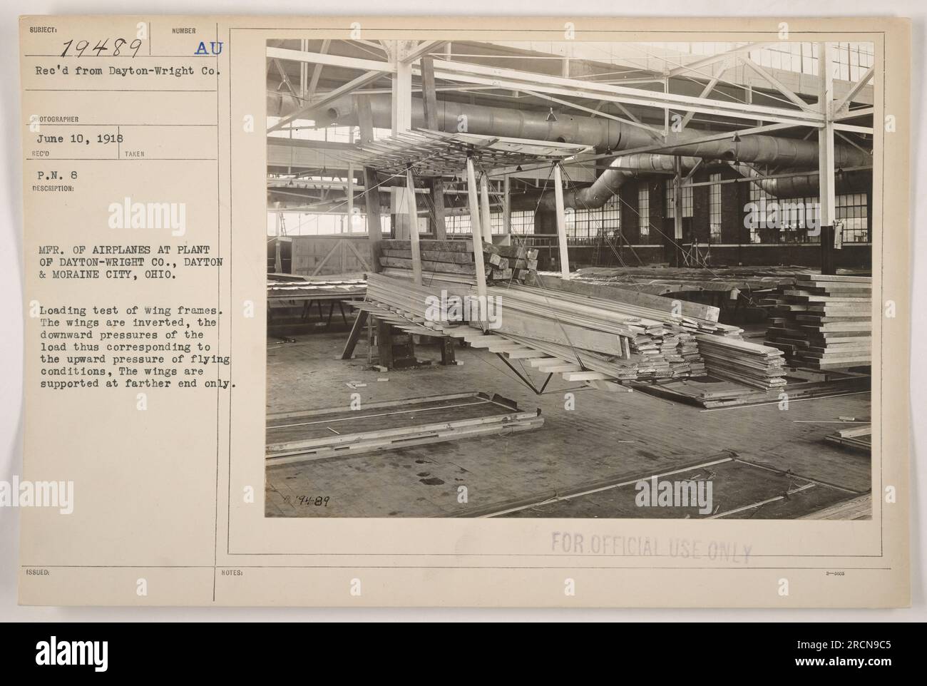 Prova di carico di telai alari presso lo stabilimento di Dayton-Wright Co., Dayton & Moraine City, Ohio. Le ali sono invertite per simulare la pressione verso l'alto sperimentata durante il volo. Sono supportati solo da un lato, e questo test è stato effettuato solo per uso ufficiale. 10 giugno 1918. Foto Stock