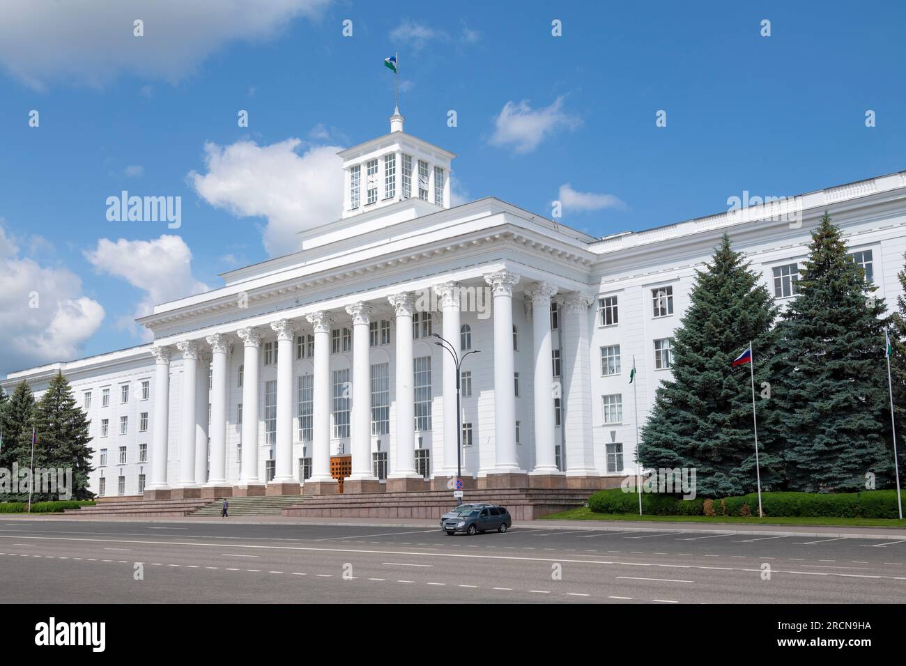 NALCHIK, RUSSIA - 11 GIUGNO 2023: Facciata della casa del governo in un soleggiato giorno di giugno Foto Stock