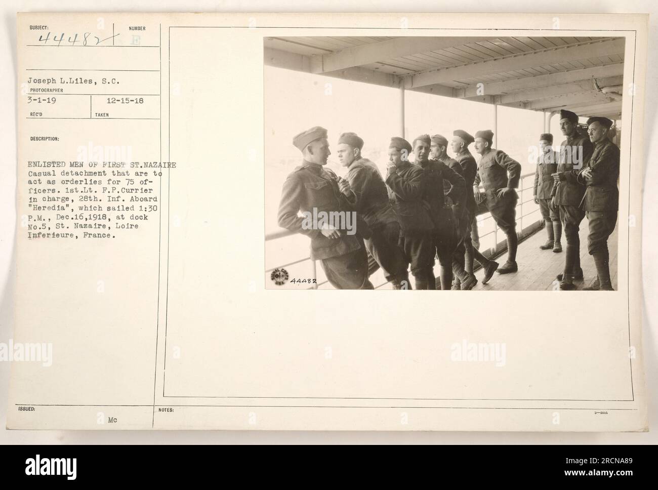 Arruolati della First St. Nazaire casual Detachment, guidato dal 1° tenente P.P. Currier, funge da ordinari per 75 ufficiali sulla nave 'Heredia'. La foto è stata scattata il 16 dicembre 1918 al molo n. 5 di St. Nazaire, Francia. (50 parole) Foto Stock