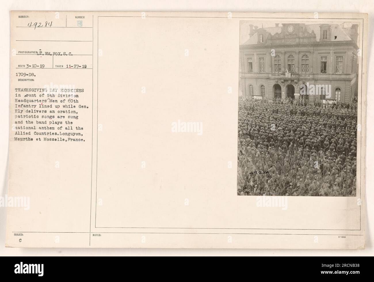 Uomini del 60th Infantry in fila durante le esercitazioni del giorno del Ringraziamento presso il Quartier generale della 5th Division. Il generale Ely pronunciò un discorso, accompagnato da canzoni patriottiche e la band suonò l'inno nazionale dei paesi alleati. Ubicazione: Longuyon, Meurthe et Mosselle, Francia. Fotografo: S.C. Fox. Data di adozione: 27 novembre 1918. Foto Stock