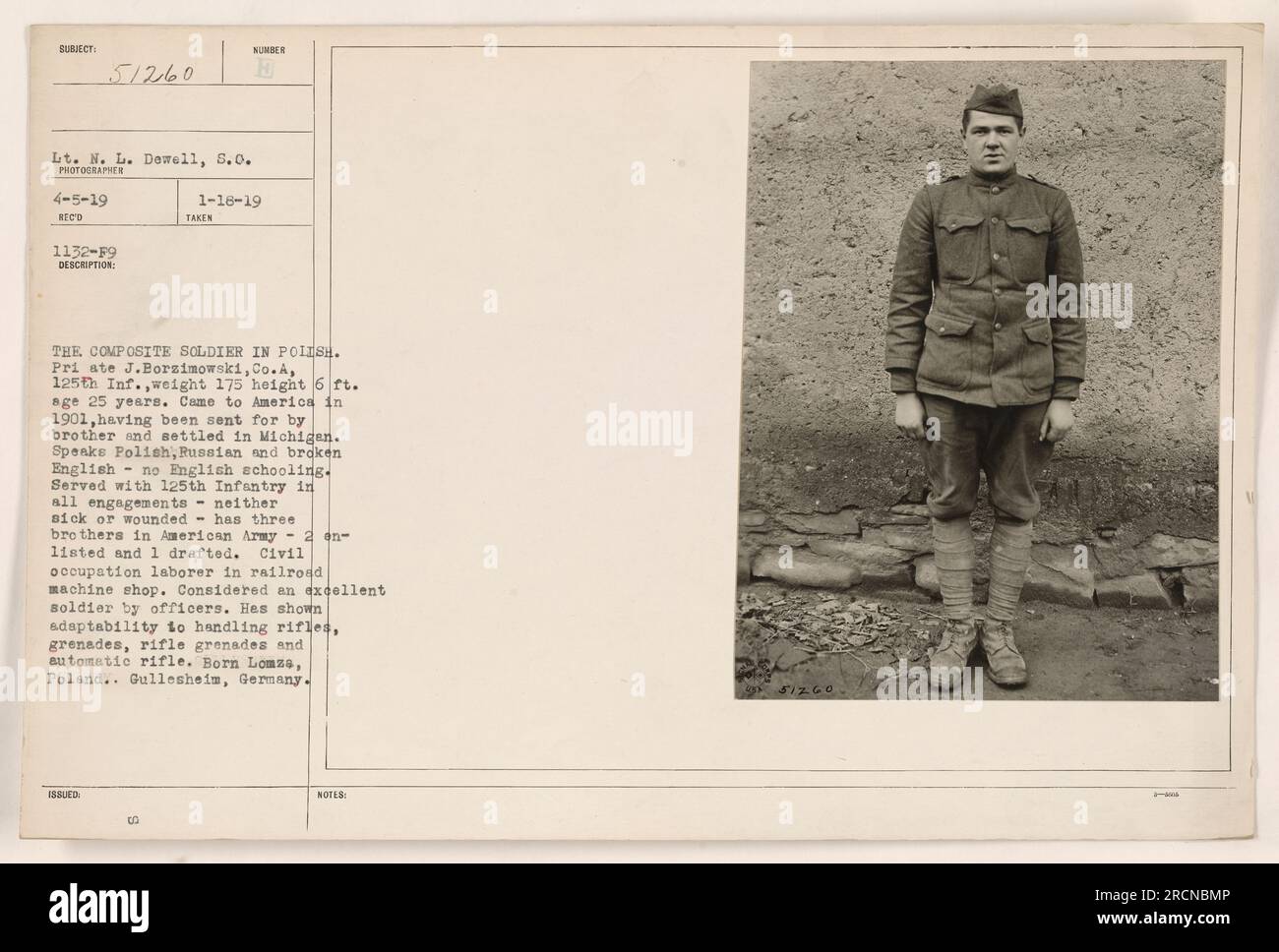 Soldato composito che rappresenta un soldato polacco, soldato J. Borzimowski, Co. A., 125° Inf. Pesava 175 libbre ed era alto 6 piedi all'età di 25 anni. Borzimowski emigrò in America nel 1901 e si stabilì nel Michigan. Parlava polacco, russo e inglese a pezzi, senza una scuola di inglese. Borzimowski aveva tre fratelli nell'esercito americano ed era considerato un eccellente soldato dagli ufficiali. La sua occupazione civile era un operaio in un'officina di macchine ferroviarie. È nato a Lomza, in Polonia. La foto è stata scattata dal tenente N. L. Dewell il 5 aprile 1919 a Gullesheim, in Germania. Foto Stock