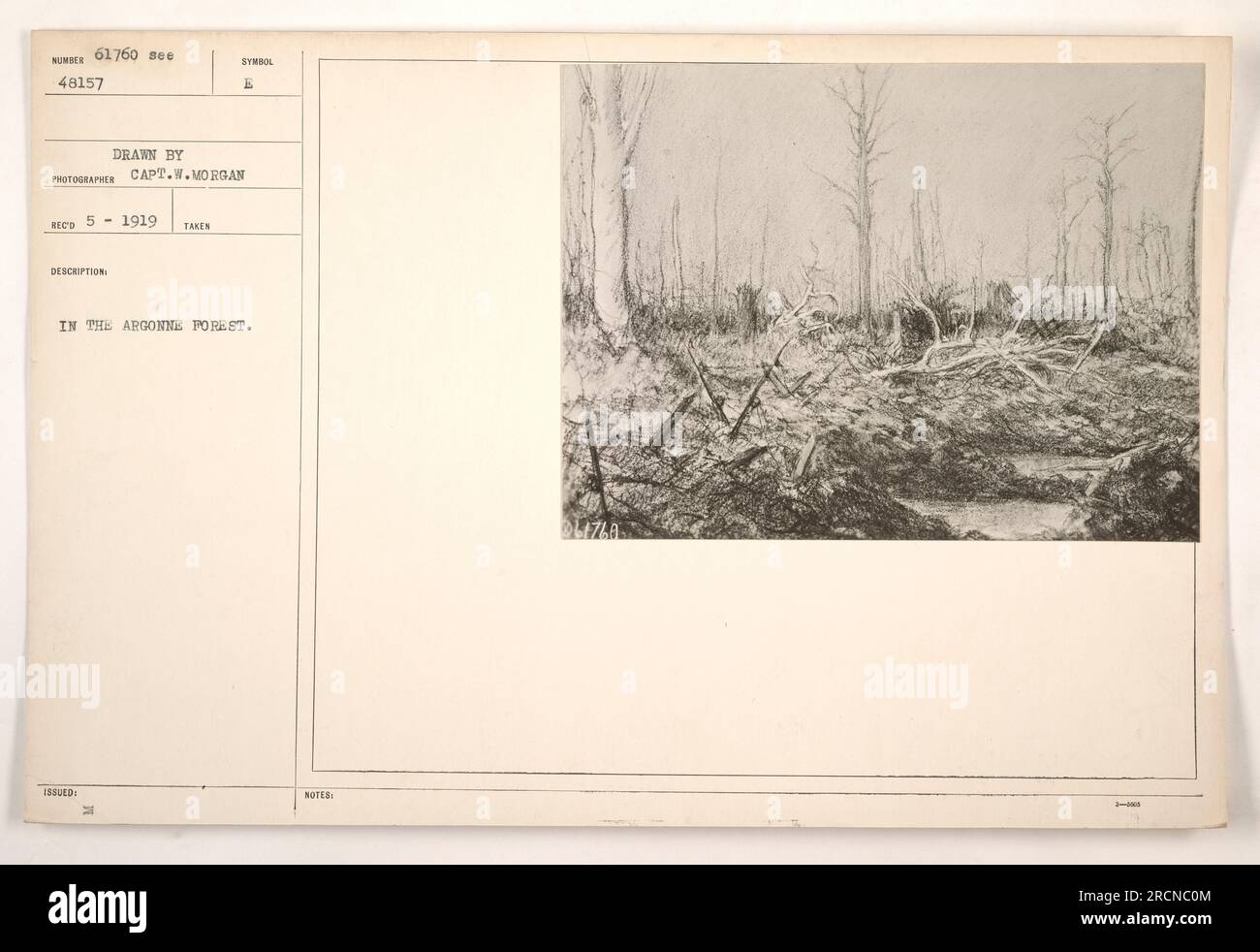 Soldati americani nella foresta di Argonne durante la prima guerra mondiale. Fotografia scattata dal fotografo capitano W. Morgan nel 1919. I soldati sono posizionati vicino a un veicolo etichettato con il numero 61760 Bee 48157. Questa immagine evidenzia la presenza di attività militari americane nella foresta durante la guerra. Foto Stock