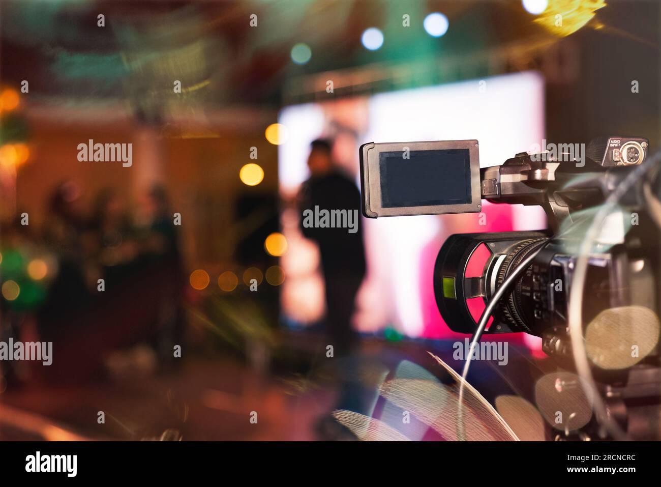 videocamera pov che filma un palcoscenico con luci e tante persone sullo sfondo Foto Stock