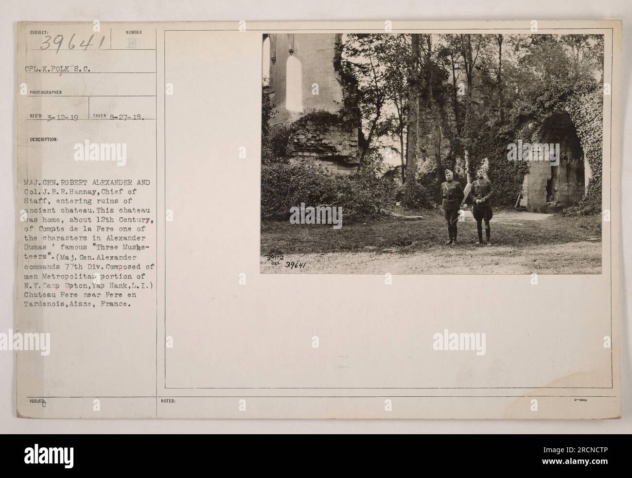 Il maggiore generale Robert Alexander e il colonnello J. R. Hannay, capo di stato maggiore, entrando nelle rovine di un antico castello conosciuto come Chateau Fere vicino a Fere en Tardenois, Aisne, Francia. Il castello, che fu sede del Compte de la Fere nel XII secolo, è presente nei famosi "tre moschettieri" di Alexander Dumas. Foto Stock