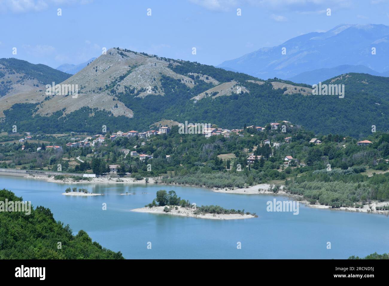 Vista sul lago del Matese sulle montagne della provincia di Caserta, Italia. Foto Stock