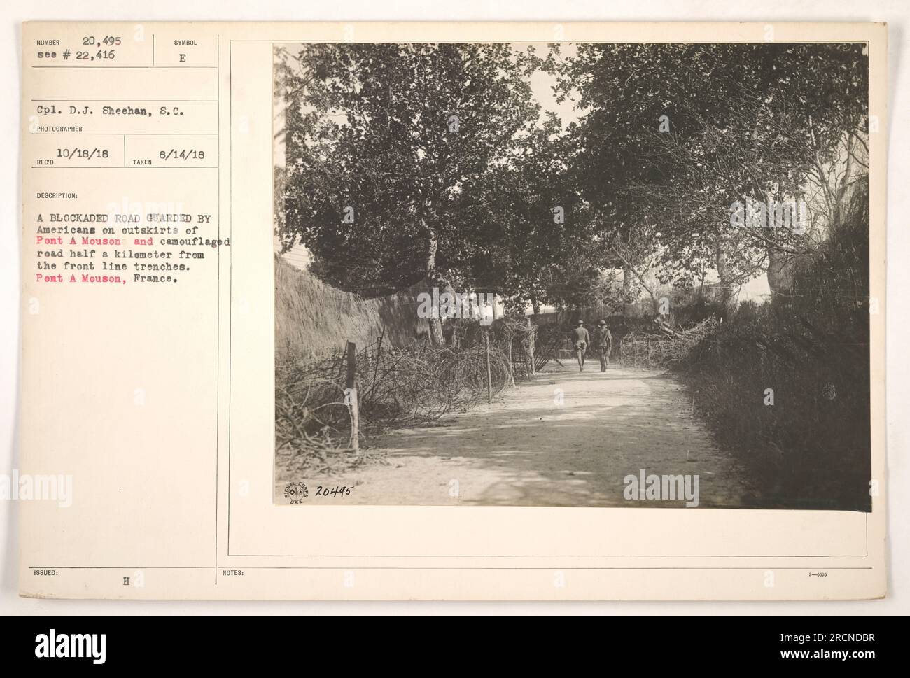 I soldati americani stanno di guardia su una strada bloccata vicino a Pont A Mouson, Francia durante la prima guerra mondiale La strada è mimetica e si trova a mezzo chilometro dalle trincee del fronte. Questa foto è stata scattata il 14 agosto 1918 dal caporale D.J. Sheehan del Signal Corps. #20495. Foto Stock