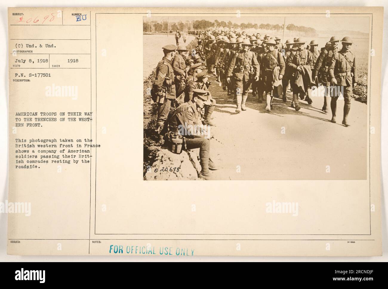 I soldati americani in una compagnia appaiono sulla strada per le trincee sul fronte occidentale in Francia durante la prima guerra mondiale Stanno passando accanto ai compagni britannici che riposano lungo la strada. Questa fotografia è stata scattata l'8 luglio 1918 e l'immagine è etichettata come 111-SC-20698. È contrassegnato con "solo per uso ufficiale". Foto Stock