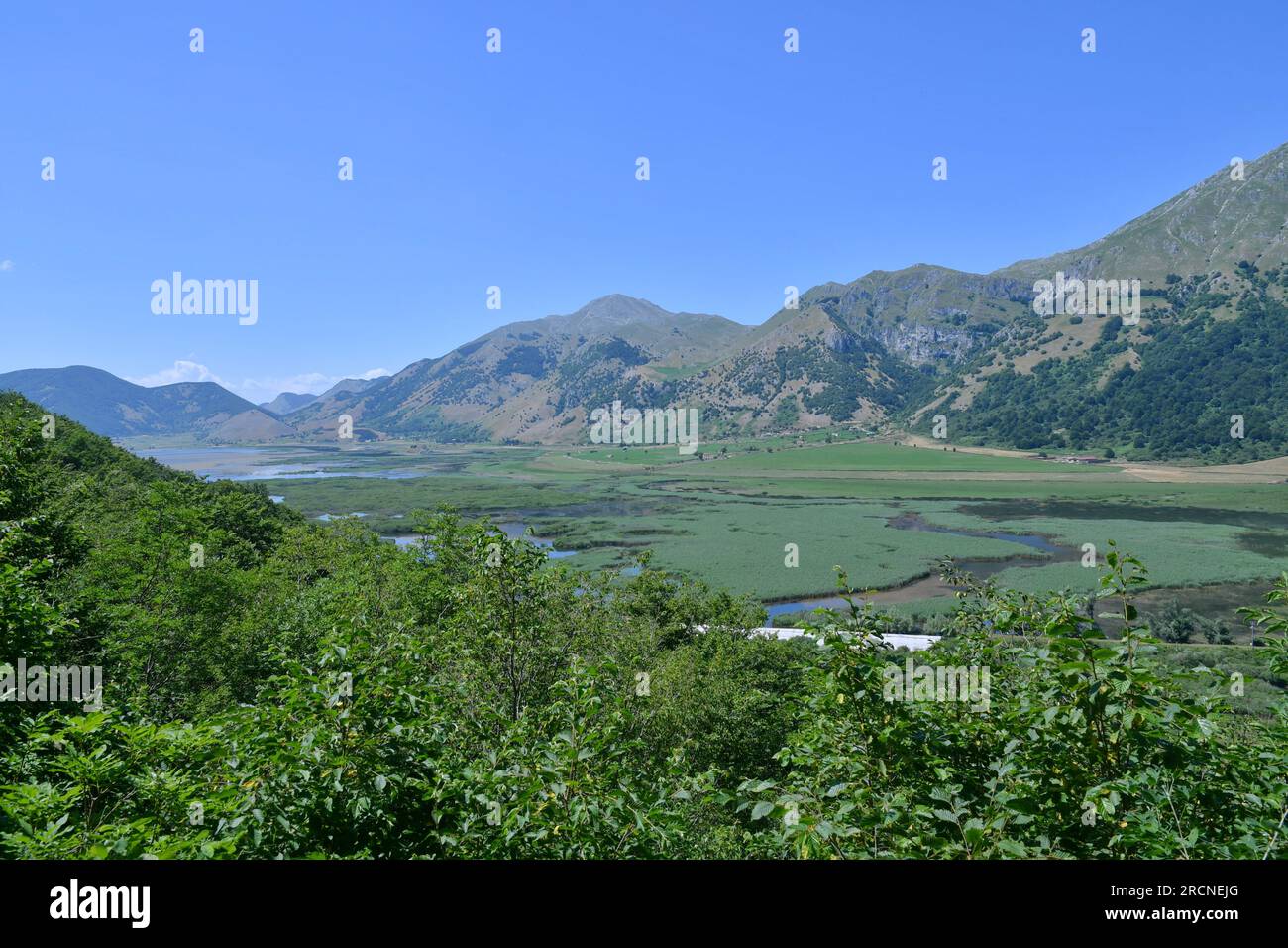 Vista sul lago del Matese sulle montagne della provincia di Caserta, Italia. Foto Stock