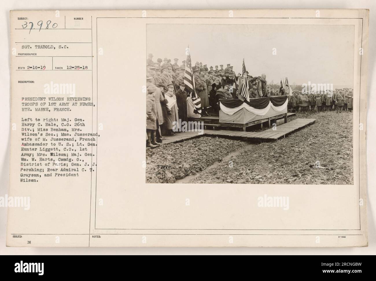 Il presidente Wilson rivede le truppe della 1a Armata a Humes, hte. Marne, Francia. La foto mostra (da sinistra a destra): Il maggiore generale Harry C. Hale, Miss Benham (Segretario della signora Wilson), Mme. Jusserand (moglie di M. Jusserand, ambasciatore francese negli Stati Uniti), tenente generale Hunter Liggett, Mrs. Wilson, maggior generale Win. W. Harts, generale J. J. Pershing, contrammiraglio C. T. Grayson e presidente Wilson. Foto Stock