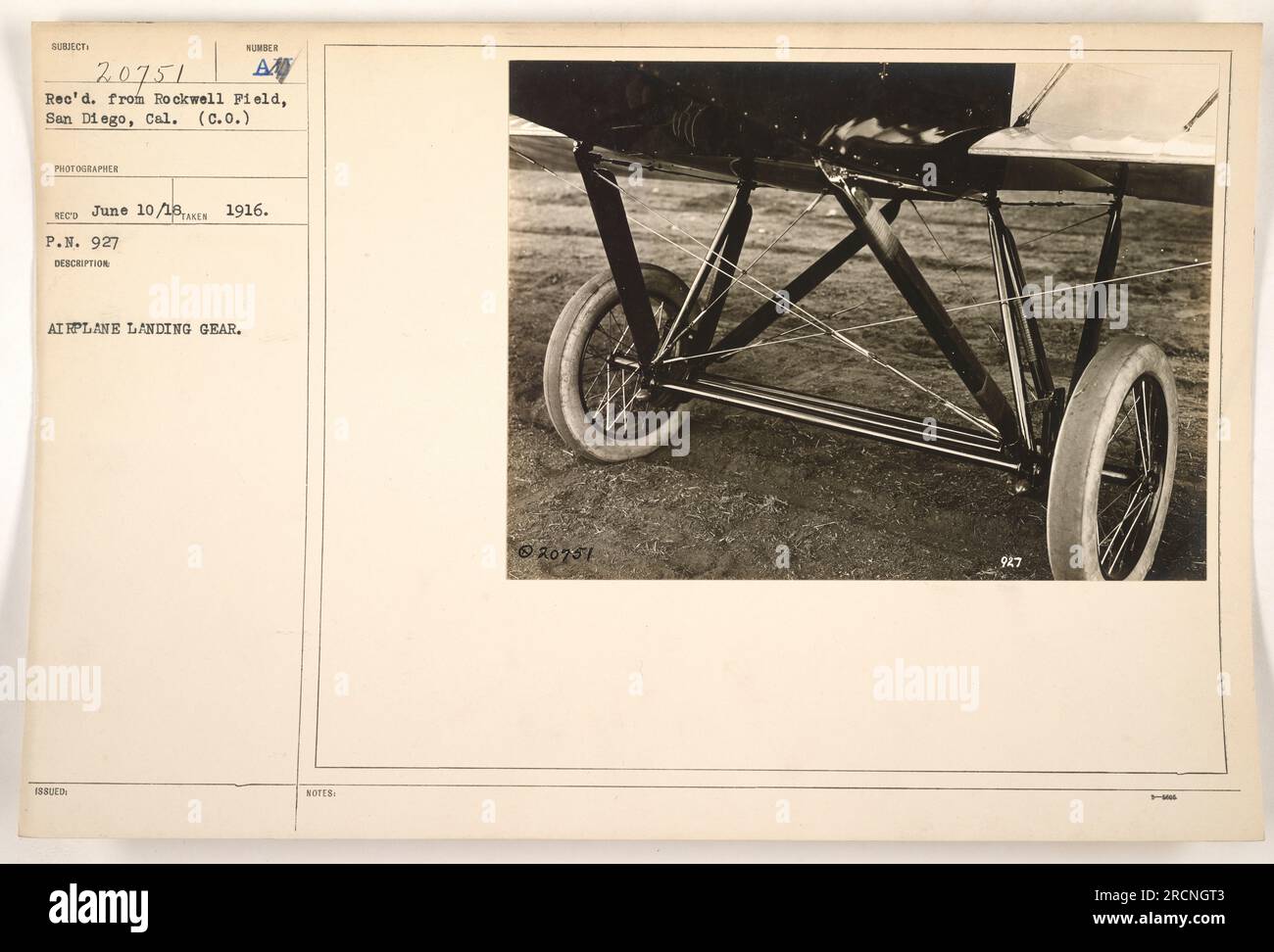 Una fotografia che mostra un aereo militare americano con il suo carrello d'atterraggio esteso. L'immagine è stata scattata dal fotografo 20751 al Rockwell Field di San Diego, California. Questa fotografia è stata ricevuta il 10 giugno 1918, con la descrizione 188U. Il numero dell'immagine è 927." Foto Stock