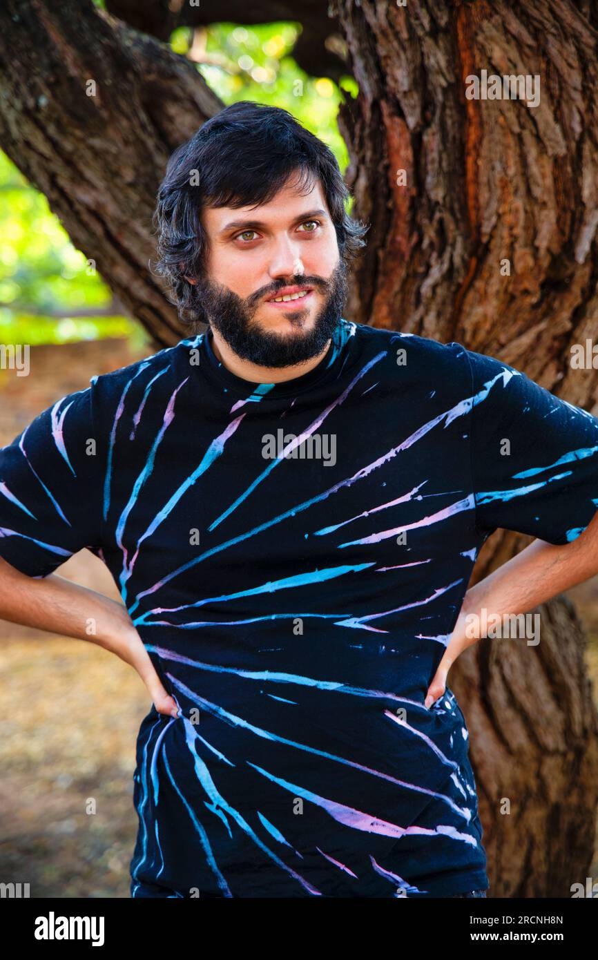 uomo caucasico casual vestito a trent'anni nel parco, facendo una passeggiata Foto Stock