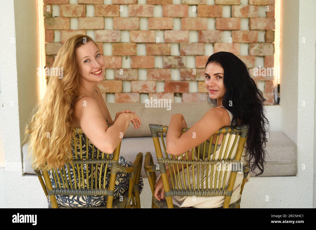 Ritratto di donna Ucraina (bruna) e donna russa (bionda) insieme a capelli lunghi Foto Stock