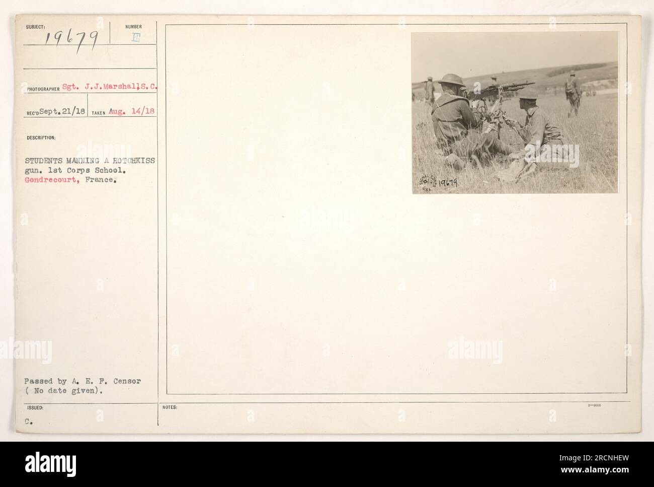 Studenti della 1st Corps School di Gondrecourt, Francia, che maneggiano una pistola Hotchkiss. La foto è stata scattata il 14 agosto 1918 dal sergente J.J. Marshalls. Fu approvato dall'A. E. P. Censor e gli fu assegnato il numero 219679. Le note rilevanti su questa immagine sono etichettate come 19679. Foto Stock