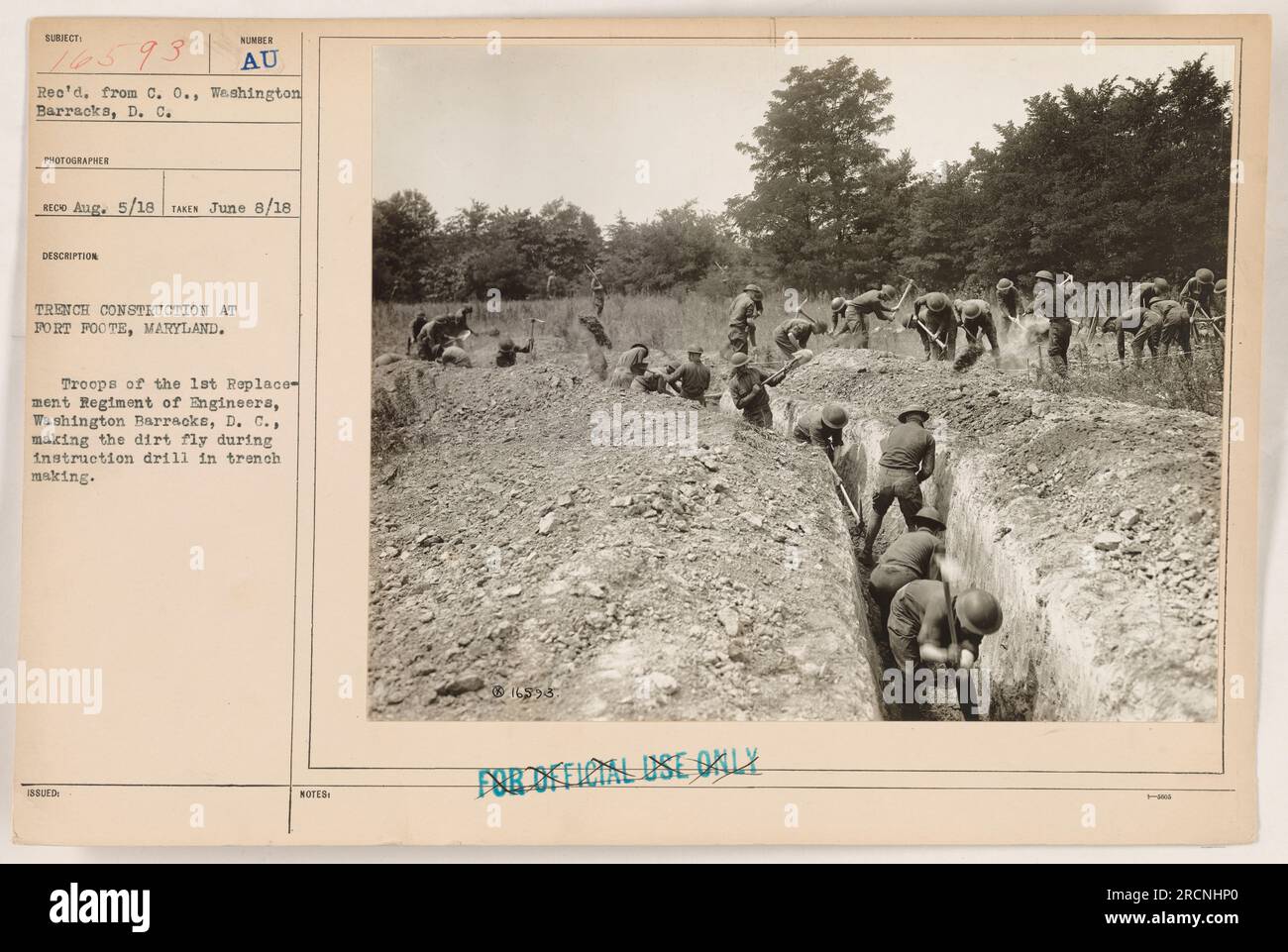 Le truppe del 1st Replacement Regiment of Engineers di Washington Barracks, D.C., sono viste in questa immagine che conduce la costruzione di trincee a Port Foote, Maryland durante la prima guerra mondiale. I soldati possono essere visti impegnati in un'esercitazione istruttiva, lavorando diligentemente per costruire trincee. Questa foto è stata scattata l'8 giugno 1918 dal fotografo Recio. Foto Stock