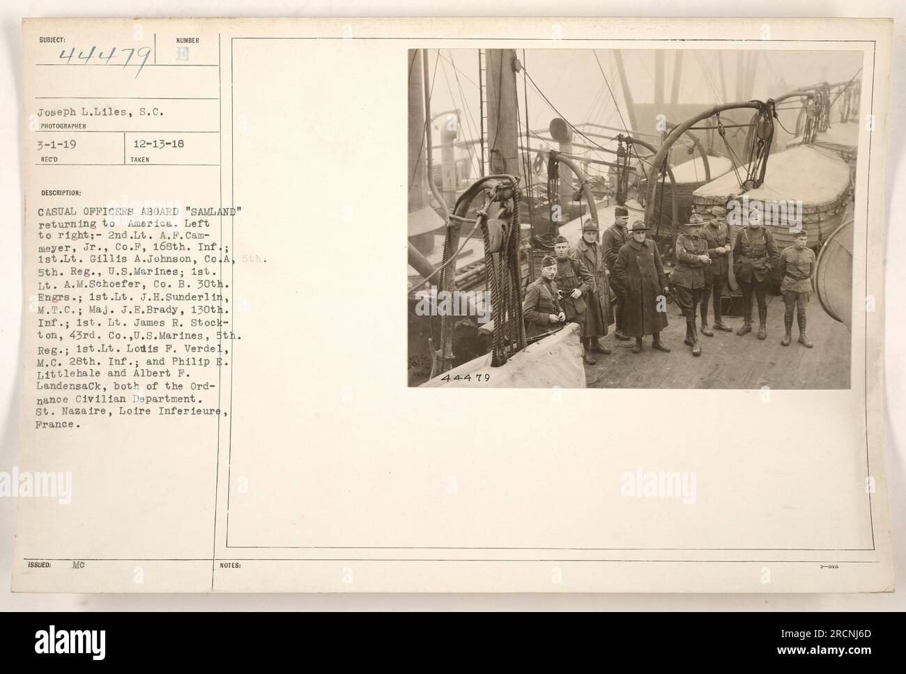 Gli ufficiali americani tornano in America a bordo della "Samland" a St. Nazaire, Francia. Nella foto da sinistra a destra: 2° tenente A.F. Cammeyer Jr. Della Co P, 168th Infantry; 1st Tenente Gillis A. Johnson of Co. A, 5th 8th Regiment U.S. Marines; 1° tenente Schoefer della Co. B, 30th Engineers; 1st Tenente J.H. Sunderlin del M.T.C.; il maggiore J.E. Brady del 130th Infantry; 1st Lieutenant James R. Stockton del 43rd Co., U.S. Marines del 5th Regiment; 1st Lieutenant Lodis F. Verdel del M.C., 28th Infantry; e Philip B. Littlehale e Albert F. Landensack - entrambi con il Dipartimento civile di Ordance. La foto è stata scattata Foto Stock