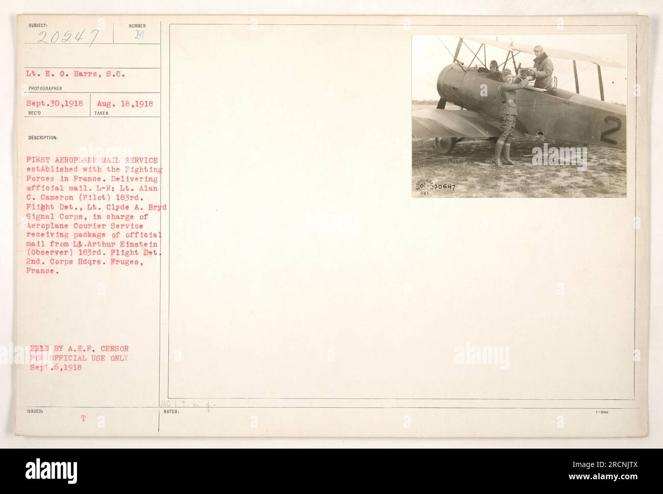 Didascalia: "Il tenente Alan C. Cameron e il tenente Clyde A. Brzd partecipano al primo servizio postale aereo per le forze combattenti in Francia durante la prima guerra mondiale. Il tenente Cameron, pilota del 183rd Flight Detachment, viene visto consegnare posta ufficiale al tenente Brzd, che è responsabile del servizio di corriere aeroplano. Foto scattata il 30 settembre 1918 a Pruges, Francia." Foto Stock