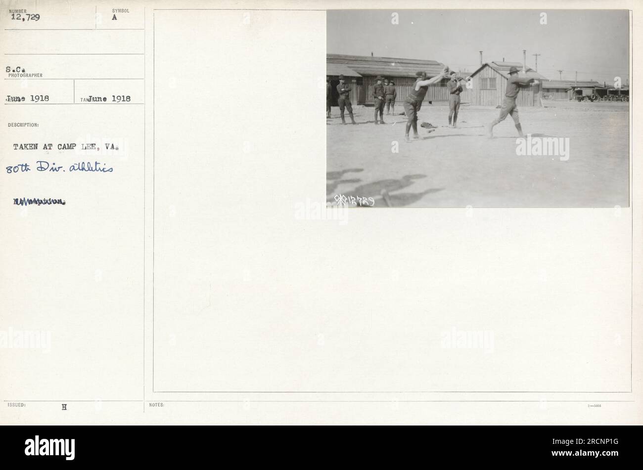 I soldati della 32nd Division partecipano all'atletica leggera a Camp Lee, Virginia, nel giugno 1918. L'immagine mostra che si impegnano in vari sport e attività fisiche come parte del loro addestramento militare. Foto Stock
