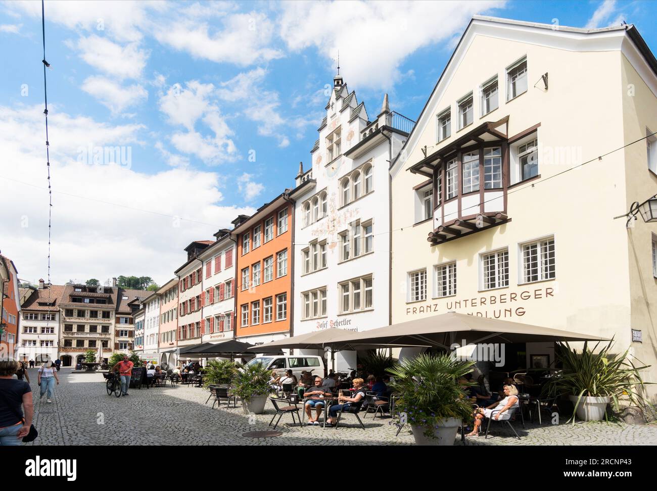 Persone sedute fuori dai caffè nel centro storico di Feldkirch, Austria, Europa Foto Stock