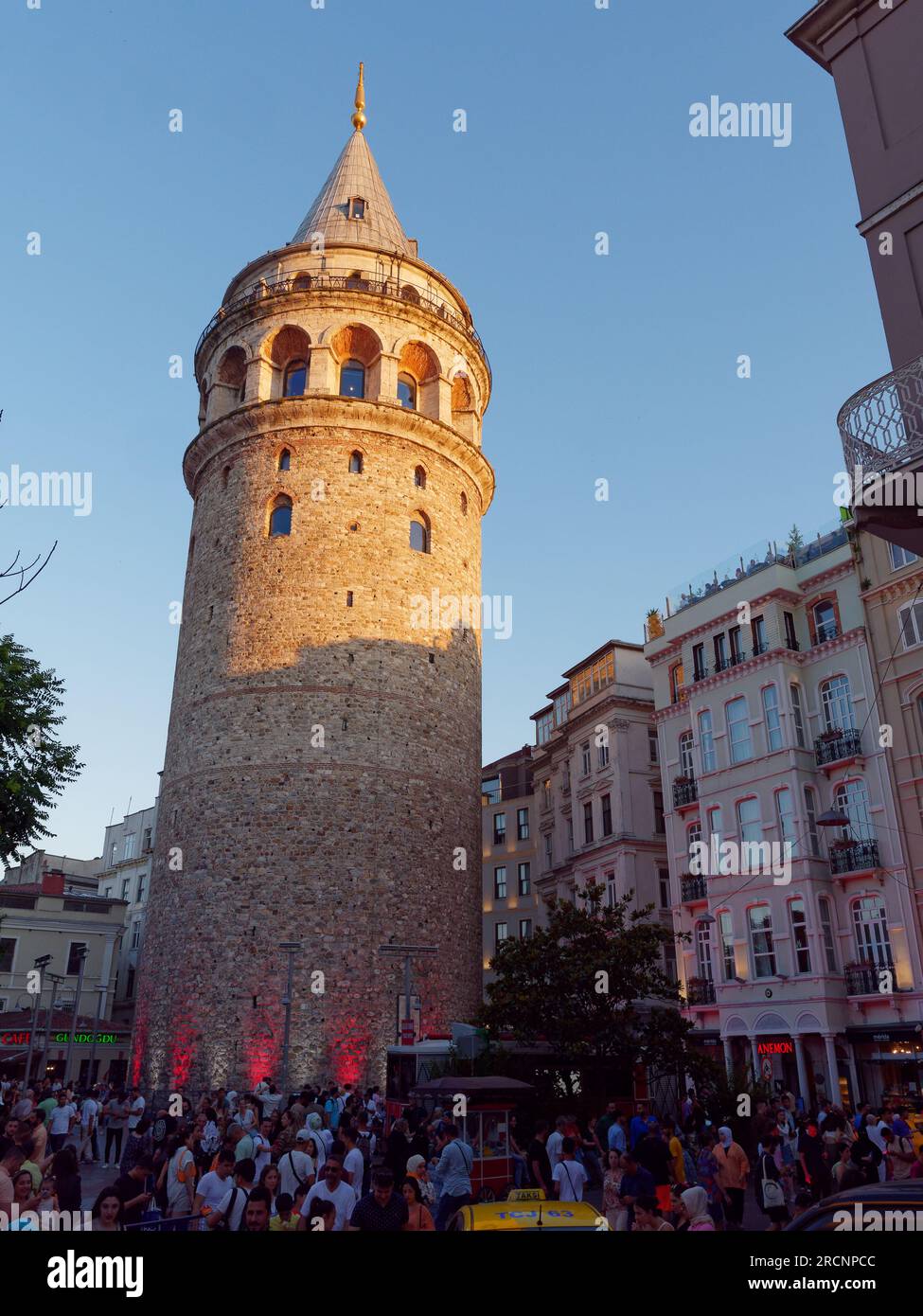 Torre Galata in una notte estiva a Istanbul, Turchia Foto Stock