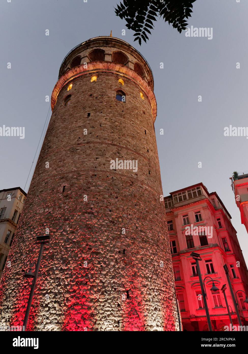 Torre Galata in una notte estiva a Istanbul, Turchia Foto Stock