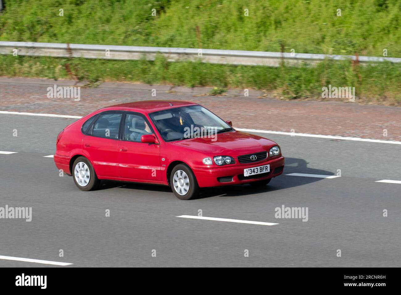 2001 Red Toyota Corolla Vvti GS VVT-i Hatchback benzina 1398 cc; viaggia a velocità sostenuta sull'autostrada M6 a Greater Manchester, Regno Unito Foto Stock