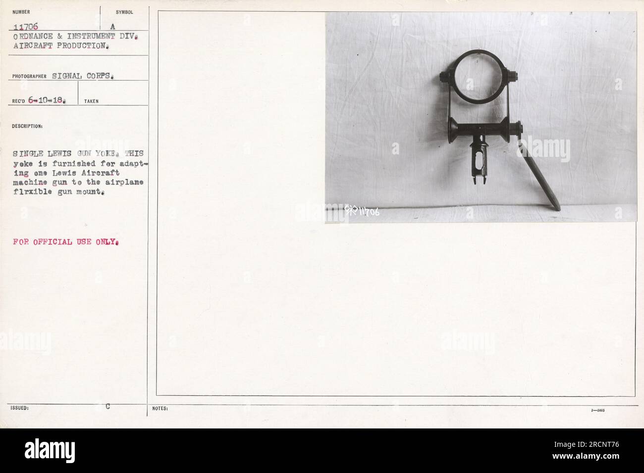 "Fotografia di una divisione Ordnance & Instrument di produzione aeronautica durante la prima guerra mondiale. L'immagine mostra un giogo progettato per adattare una singola mitragliatrice Lewis Aircraft al supporto per pistola flessibile di un aeroplano. La fotografia è stata scattata dal Signal Corps e ricevuta il 6-10-18. Note: 11706." Foto Stock