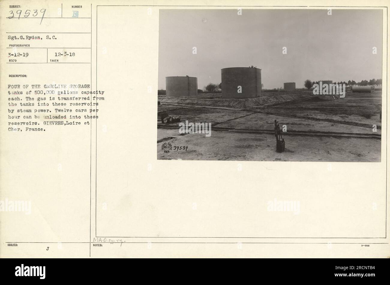 G. Rydon del Signal Corps catturò questa fotografia il 12 marzo 1919 a Gievres, Loire et Cher, Francia. L'immagine mostra quattro grandi serbatoi di stoccaggio della benzina, ciascuno in grado di contenere 500.000 galloni. Questi serbatoi sono utilizzati per trasferire il gas dallo stoccaggio ai serbatoi tramite vapore, con una capacità di scaricare dodici auto all'ora. Queste informazioni sono state registrate il 3 dicembre 1918. Foto Stock