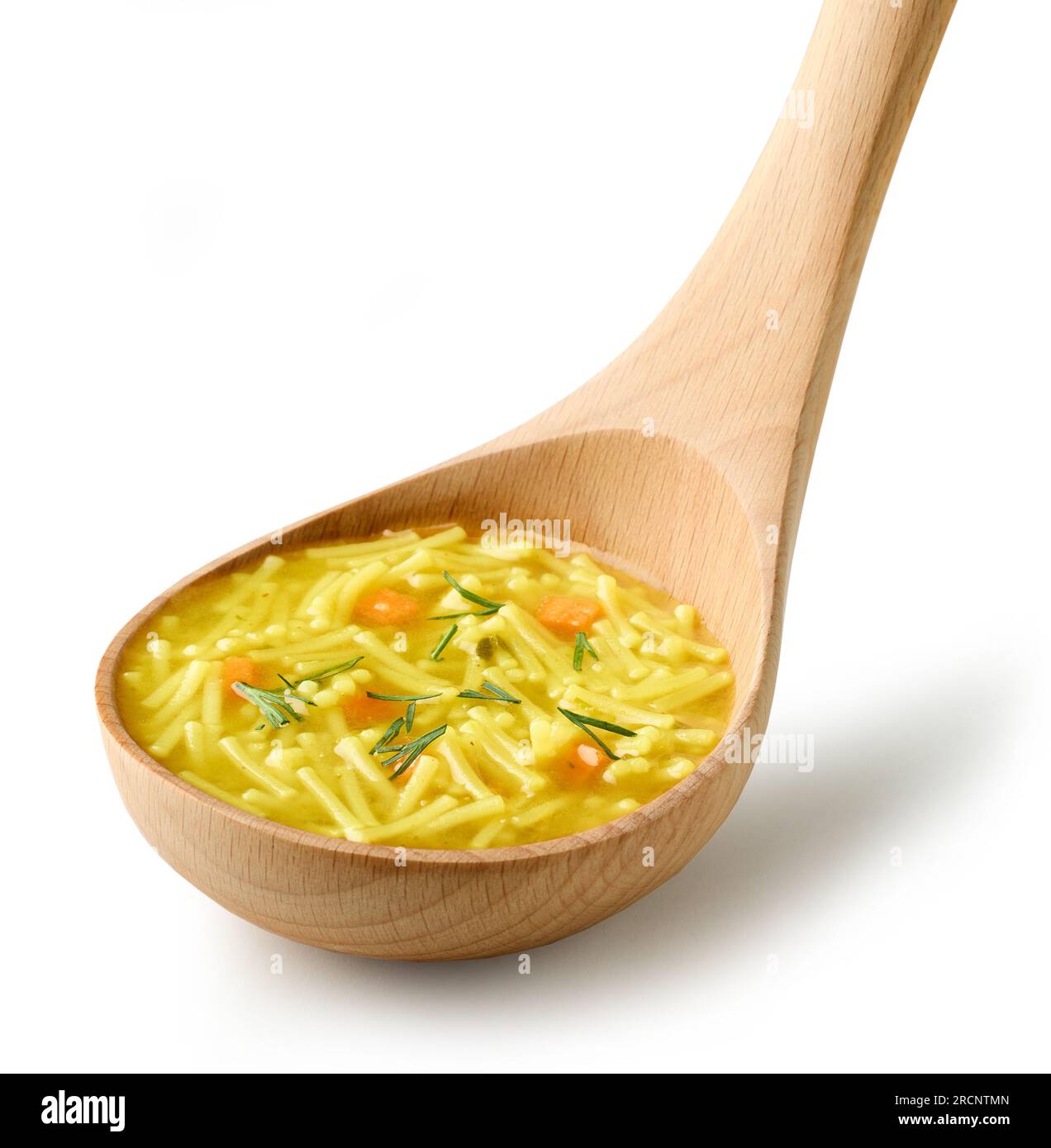 spaghetti di pollo e zuppa di verdure in mestolo di legno isolato su sfondo bianco Foto Stock
